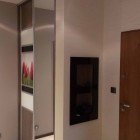 Wejście, z boku wnęka z półką na klucze